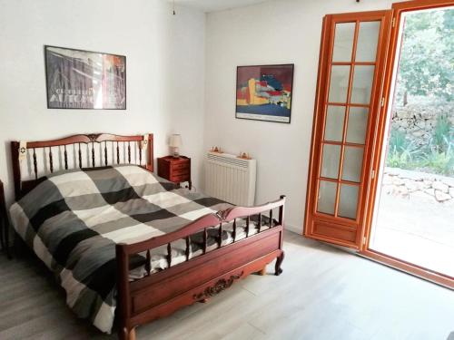 a bedroom with a bed and a large window at Villa de 2 chambres avec piscine partagee jardin amenage et wifi a Lorgues in Lorgues