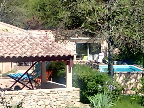 uma casa com piscina num quintal em Villa de 2 chambres avec piscine partagee jardin amenage et wifi a Lorgues em Lorgues