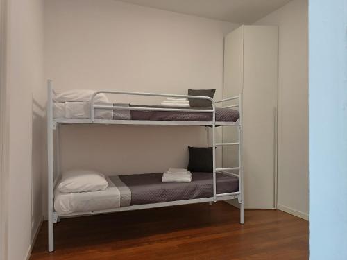 una habitación con literas y dos literas en Casa Lucia, en Negrar