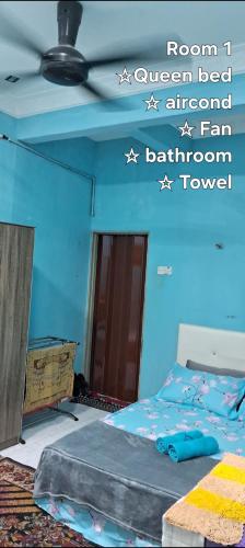 汝来Maktok's Nilai Homestay的一间卧室配有一张床和吊扇