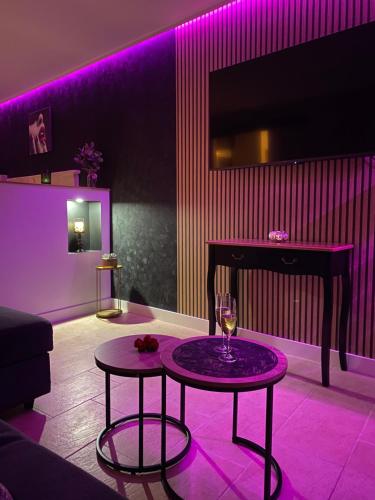 un salon avec une table et un piano dans l'établissement Gîte Romantique La Parenthèse Angevine Love&spa, à Brain-sur-Longuenée