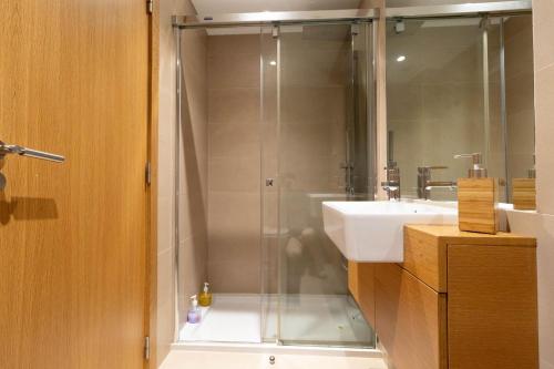 a bathroom with a shower and a sink at Akicity Jamor Selected in Cruz Quebrada