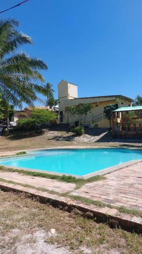 an empty swimming pool in front of a house at Pousada e Camping Solar de Itaunas in Itaúnas