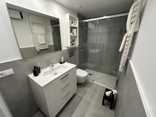 a bathroom with a sink and a shower and a toilet at MONTALTINO 4 - CON GARAJE OPCIONAL- Céntrico, Cuidado, Acogedor - Cerca playas in A Coruña