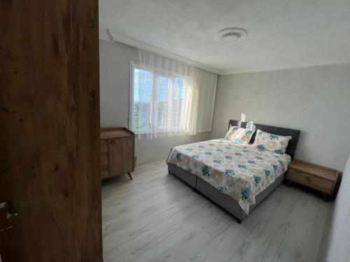 een slaapkamer met een bed en een raam bij Mutlu Pansiyon in Amasra