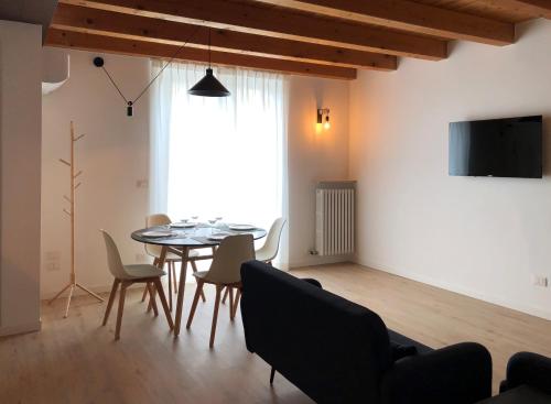 TV a/nebo společenská místnost v ubytování PASUBIO QUATTRO