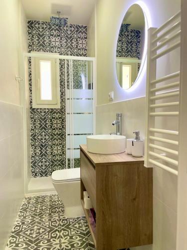 a bathroom with a sink and a toilet and a mirror at La Sonrisa de Niki in Torrejón de Velasco