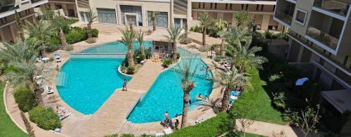 uma vista superior de uma piscina num resort em Marrakesh Pearl Gardens Amazing 2 Bedrooms apartment em Marrakech