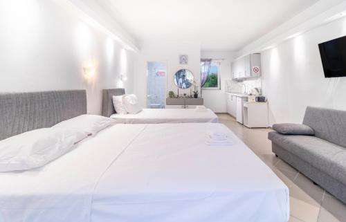 Postel nebo postele na pokoji v ubytování Billy's Luxury Suites - 1 by Booking Kottas - Kriopigi