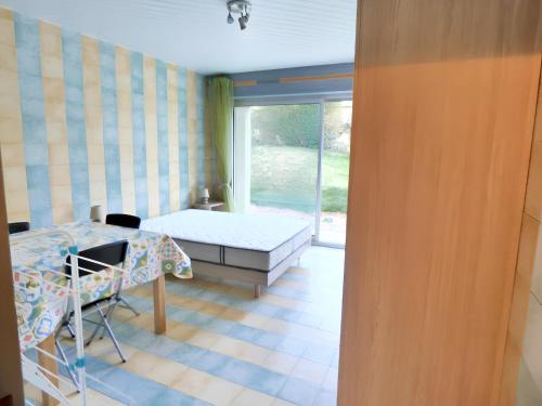 Zimmer mit einem Bett, einem Tisch und einem Fenster in der Unterkunft Studio avec vue sur la ville et terrasse amenagee a Brioude in Brioude