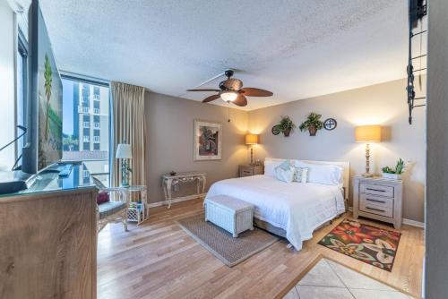 En eller flere senge i et værelse på Edgewater W208 Beach Bungalow Bliss