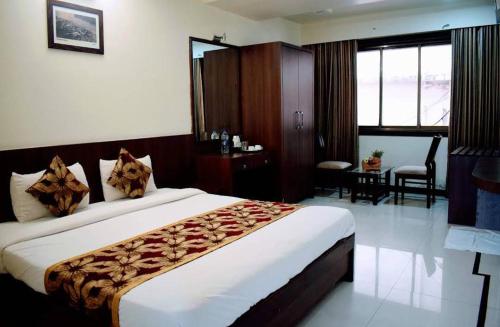 - une chambre avec un grand lit dans l'établissement Hotel Niyati Guest House, à Vieux-Goa
