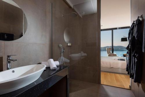 Ένα μπάνιο στο Elena's Villa