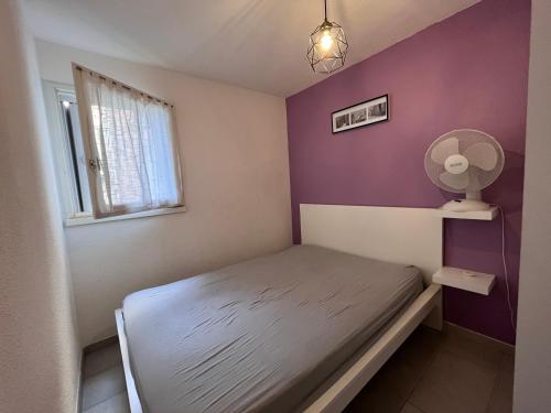 une petite chambre avec un lit et une fenêtre dans l'établissement Charmant T2 à 200m plage, à Sète