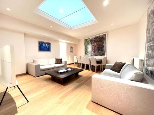 Just renovated 3 bedrooms apt with AC 1300 sq ft