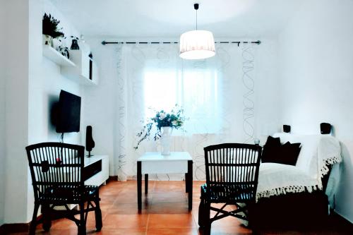 um quarto com uma cama, 2 cadeiras e uma mesa em 3 bedrooms house with city view enclosed garden and wifi at Almagro em Almagro