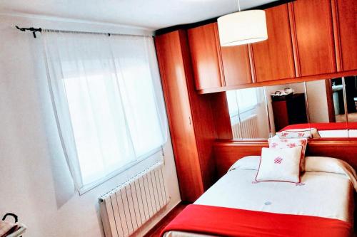 Habitación pequeña con cama y ventana en 3 bedrooms house with city view enclosed garden and wifi at Almagro, en Almagro