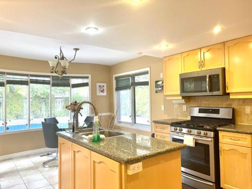 Kjøkken eller kjøkkenkrok på Vihome516C1-Deluxe Double Bedroom near Bayview