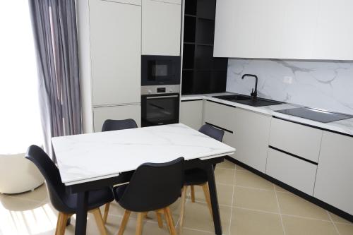 Cuisine ou kitchenette dans l'établissement Cozy apartments Albania