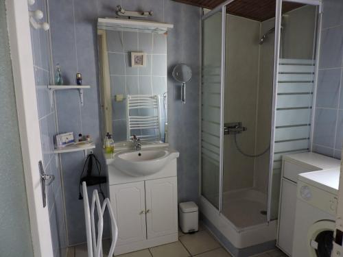une salle de bain avec un lavabo et une douche dans l'établissement Locabrem 1, à Brem-sur-Mer