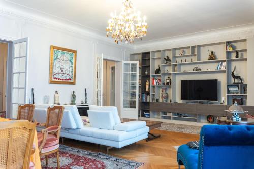 Spacieux appartement de luxe (280 m2) dans un quartier prestigieux de Paris (XVI)