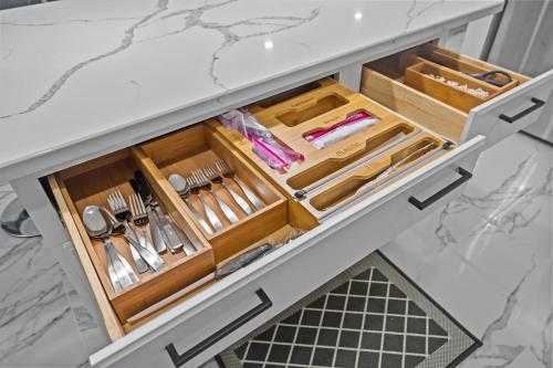eine Schublade in einem Küchenschrank mit Küchenutensilien in der Unterkunft The Luxurious loft in Newark