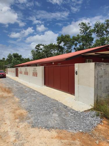 un edificio rojo y blanco con techo rojo en DEJANIRA IMMOBILIER, en Saint-Laurent-du-Maroni