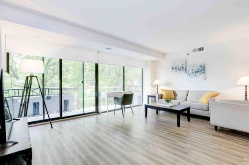 sala de estar con sofá y mesa en 2BR Executive Apartment with Spacious Layout, en Arlington