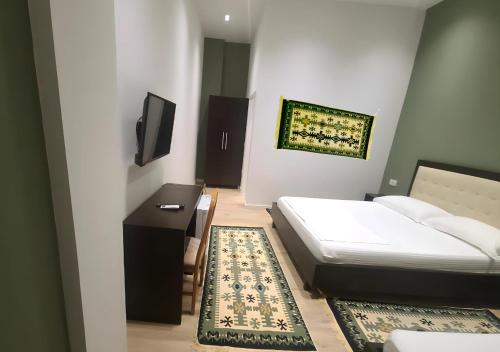 En eller flere senge i et værelse på VILA LILI Guest House - Berat