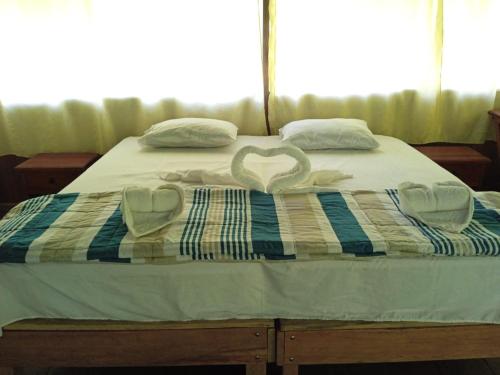 Una cama con un corazón hecho de toallas en Amazon Jungle Reps, en Nauta