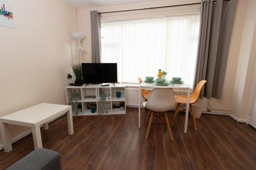 un piccolo soggiorno con tavolo e sedie di Centrally Located 1Bed Apt in Stretford a Manchester