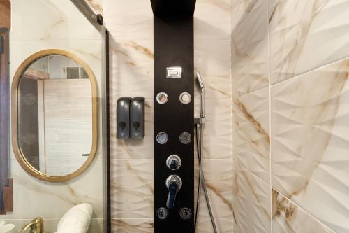 prysznic ze szklanymi drzwiami i lustrem w obiekcie Casa Rural El Paloteo w mieście Segovia
