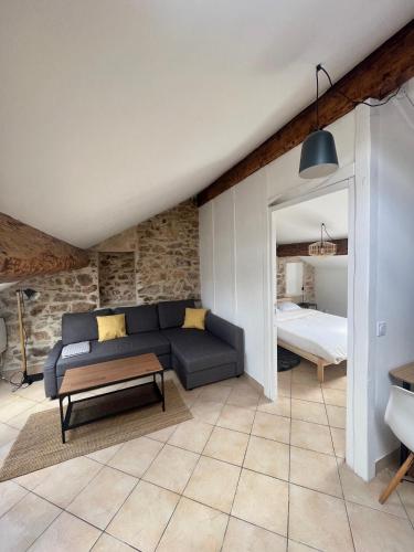 un salon avec un canapé et un lit dans l'établissement Sous les toits de Golfe Juan, 2 à 4 personnes, à Vallauris