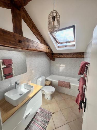 une salle de bain avec un lavabo, des toilettes et une baignoire dans l'établissement Sous les toits de Golfe Juan, 2 à 4 personnes, à Vallauris