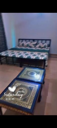 2 camas individuales en una habitación con mesa en Islamabad Guest House, en Islamabad
