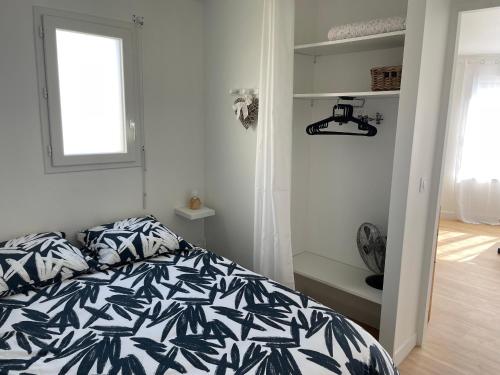 Un pat sau paturi într-o cameră la Appartement proche mer