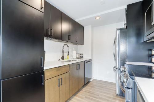 Η κουζίνα ή μικρή κουζίνα στο 2BR Comfort Apartment in Prime Location