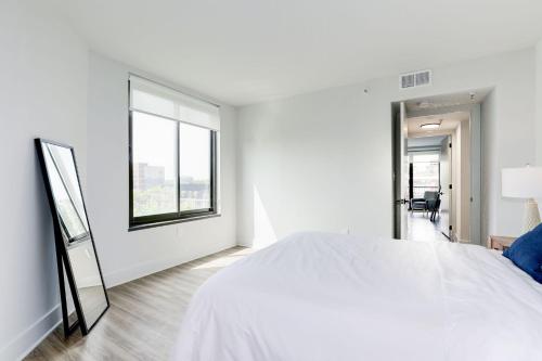 Ένα ή περισσότερα κρεβάτια σε δωμάτιο στο 2BR Comfort Apartment in Prime Location