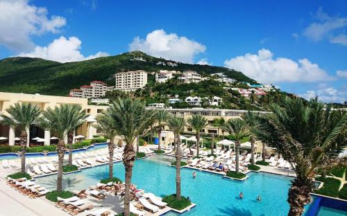 Vaizdas į baseiną apgyvendinimo įstaigoje JW Marriot St. Maarten Beach Resort & Spa arba netoliese