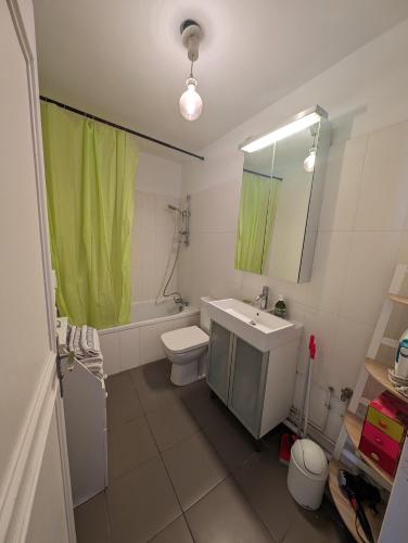 une salle de bain avec un lavabo, des toilettes et un miroir dans l'établissement Large studio with terrace for up to 4 people, à Paris