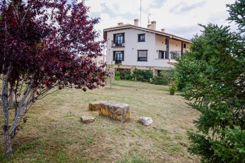 Taman di luar Hotel Valdelinares (Soria)