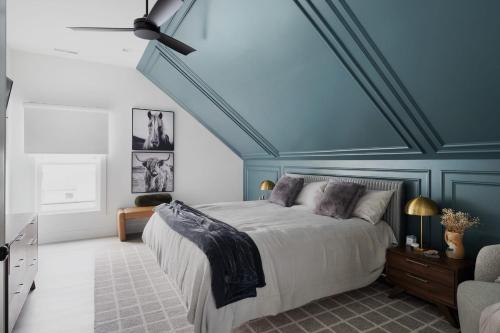 Postel nebo postele na pokoji v ubytování Urban Sophistication Mid Century - Farm Home