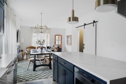 Billede fra billedgalleriet på Urban Sophistication Mid Century - Farm Home i Jeffersonville