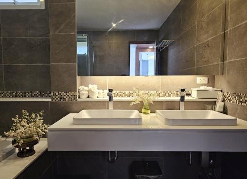 baño con 2 lavabos y espejo grande en JJ Queen Villa and Spa Kohyaonoi, en Ko Yao Noi