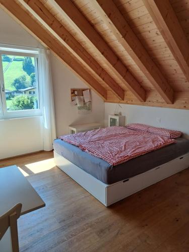 um quarto com uma cama grande num sótão em Chalet-Stil privat Zimmer 1-4 em Engelberg