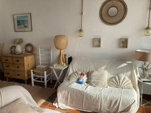 - un salon avec un lit blanc et une table dans l'établissement Magnifique appartement face mer, à Canet