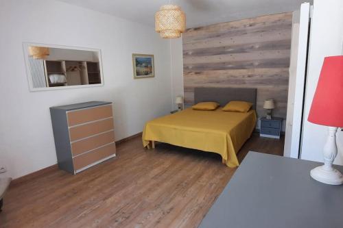 une chambre avec un lit et un parquet dans l'établissement Près des Arcs sur Argens belle villa avec piscine sur un demi hectare, à Draguignan