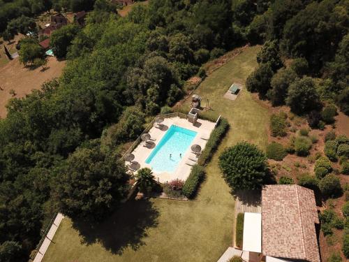 une vue aérienne d'un domaine avec piscine dans l'établissement Gîtes la Palombière La Mélonie, à Bézenac