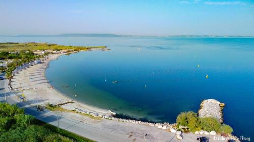 une vue aérienne d'une plage et de l'océan dans l'établissement Maison « Ubud » love room spa, à Berre-lʼÉtang