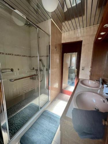 une salle de bain avec une baignoire, une douche et un lavabo dans l'établissement Maison avec piscine à 3min à pied de la mer, à Canet
